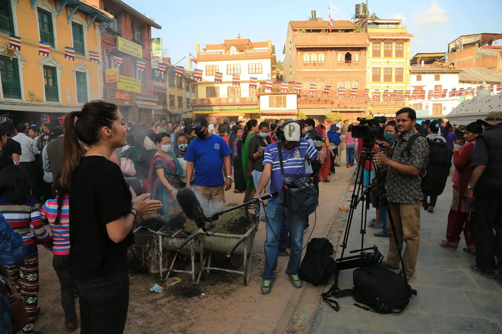 susana darcambel au nepal donnant une interview