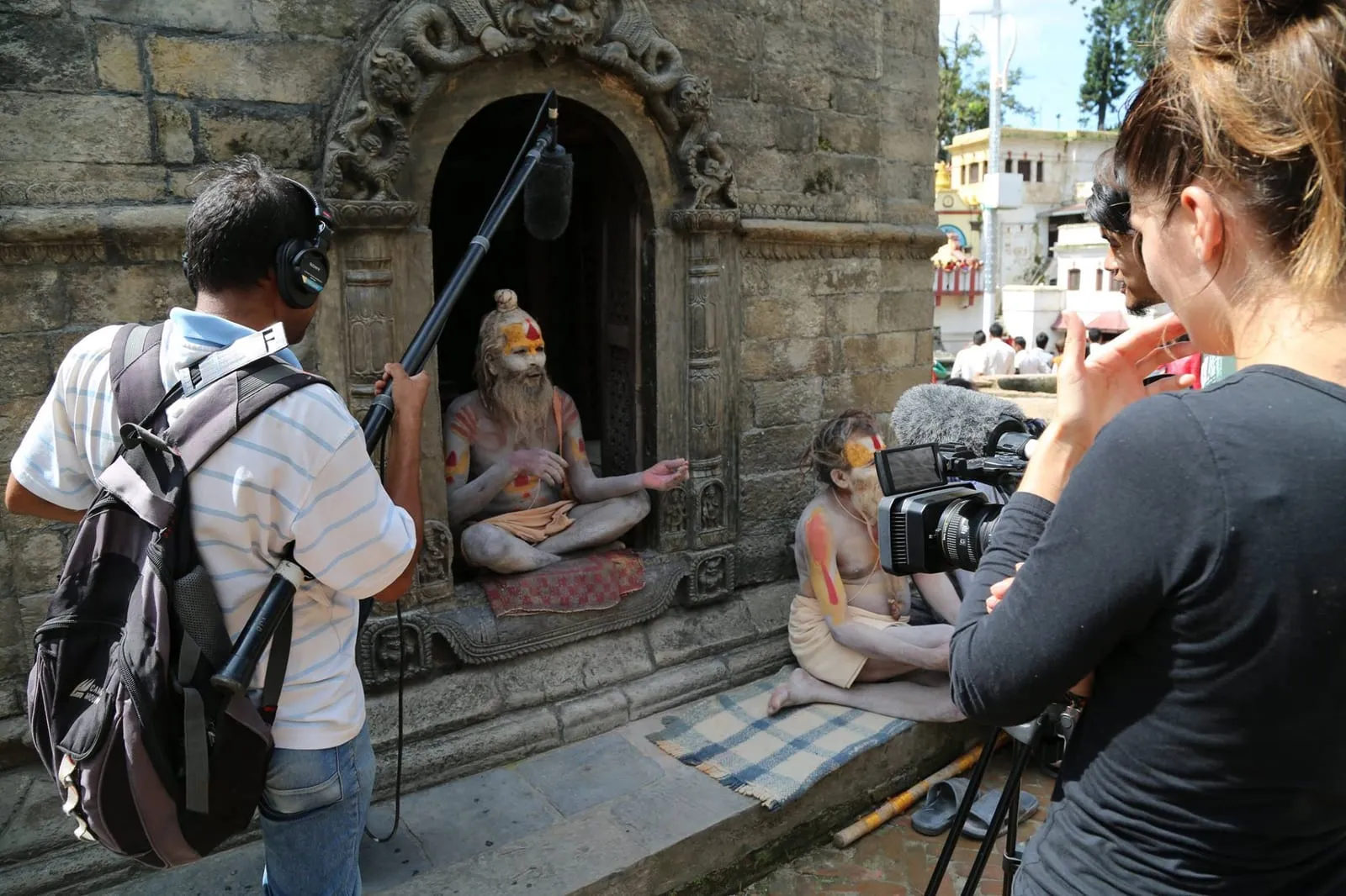 susana darcambel lors d’un tournage au nepal devant un saddhu