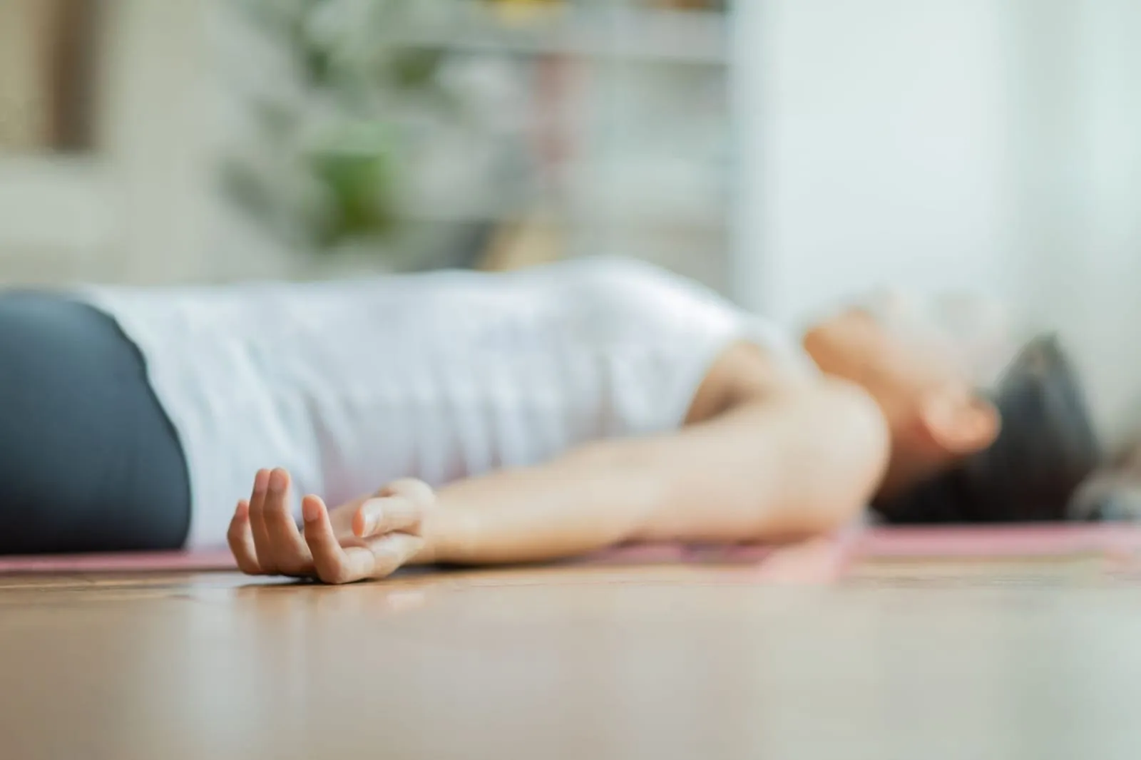 jeune femme réalisant la posture de shavasana en yoga Sidra