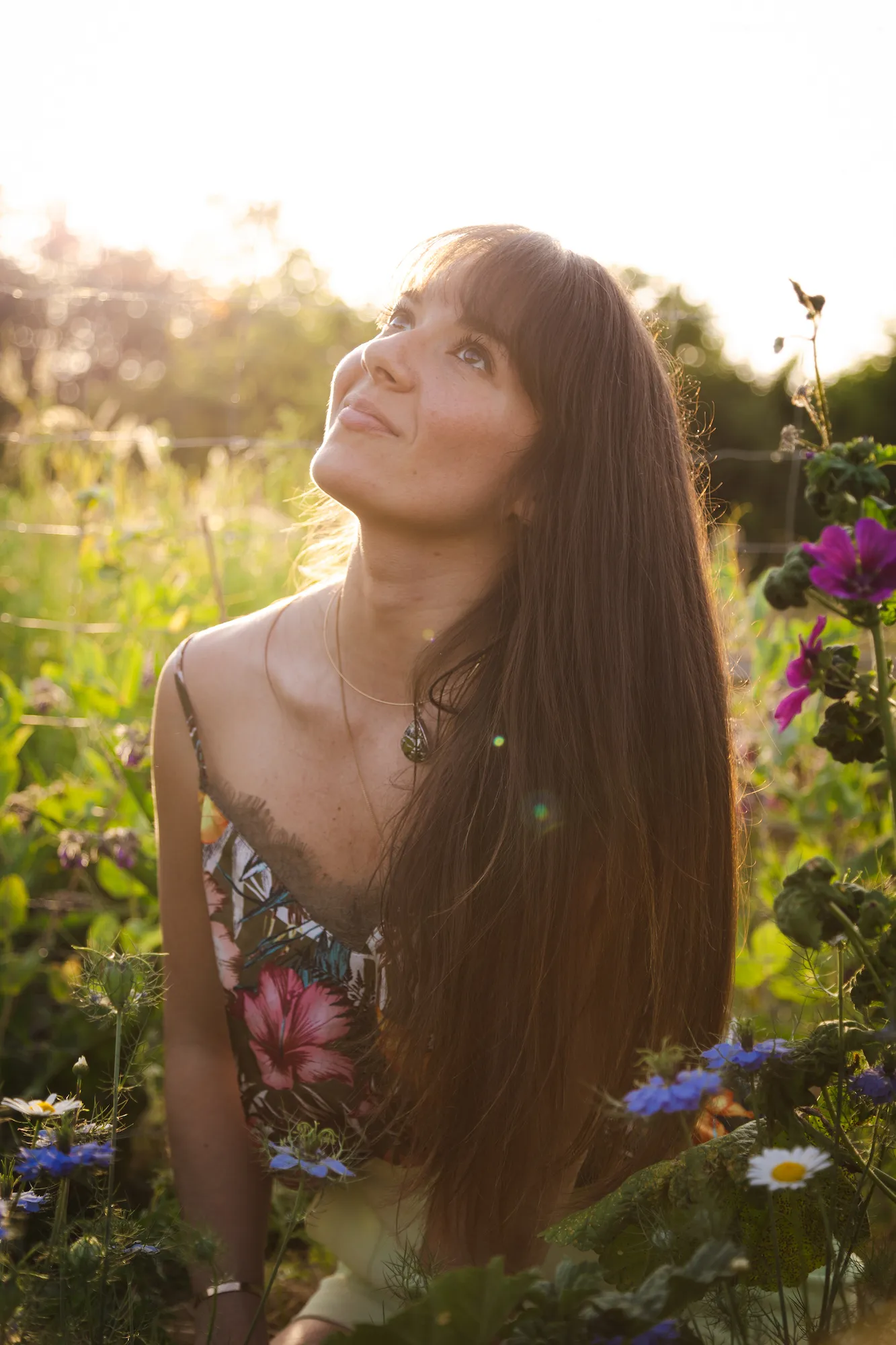 Susana d’Arcambel au milieu de son potager et des fleurs