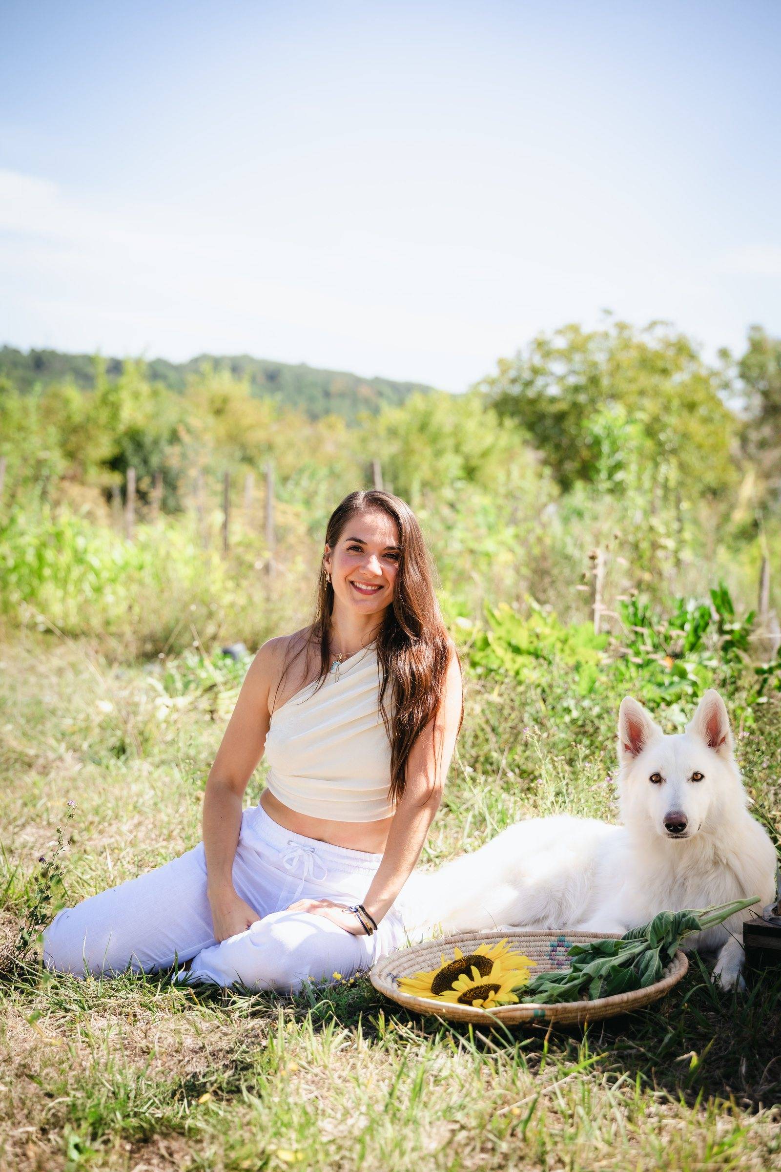 Susana d'Arcambel, professeure de yoga en Dordogne, assise dans son jardin avec sa chienne Kali