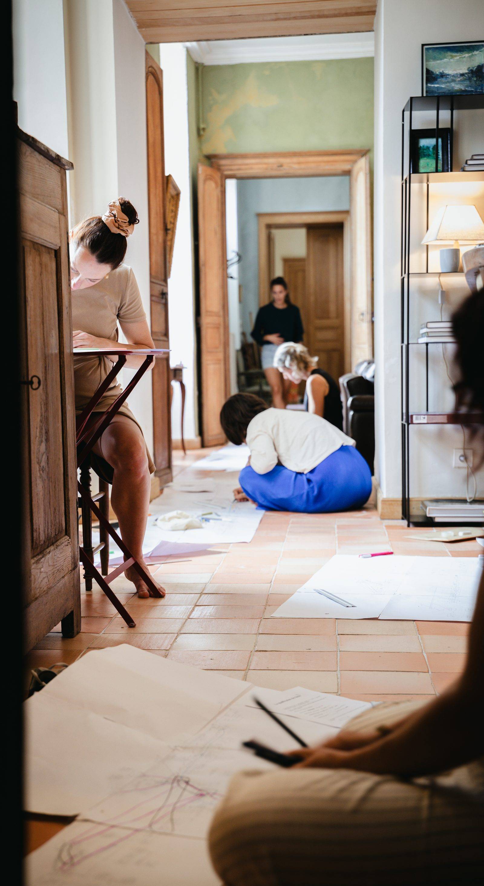 Participantes en atelier d'écriture et de dessin pendant une retraite Odyssées