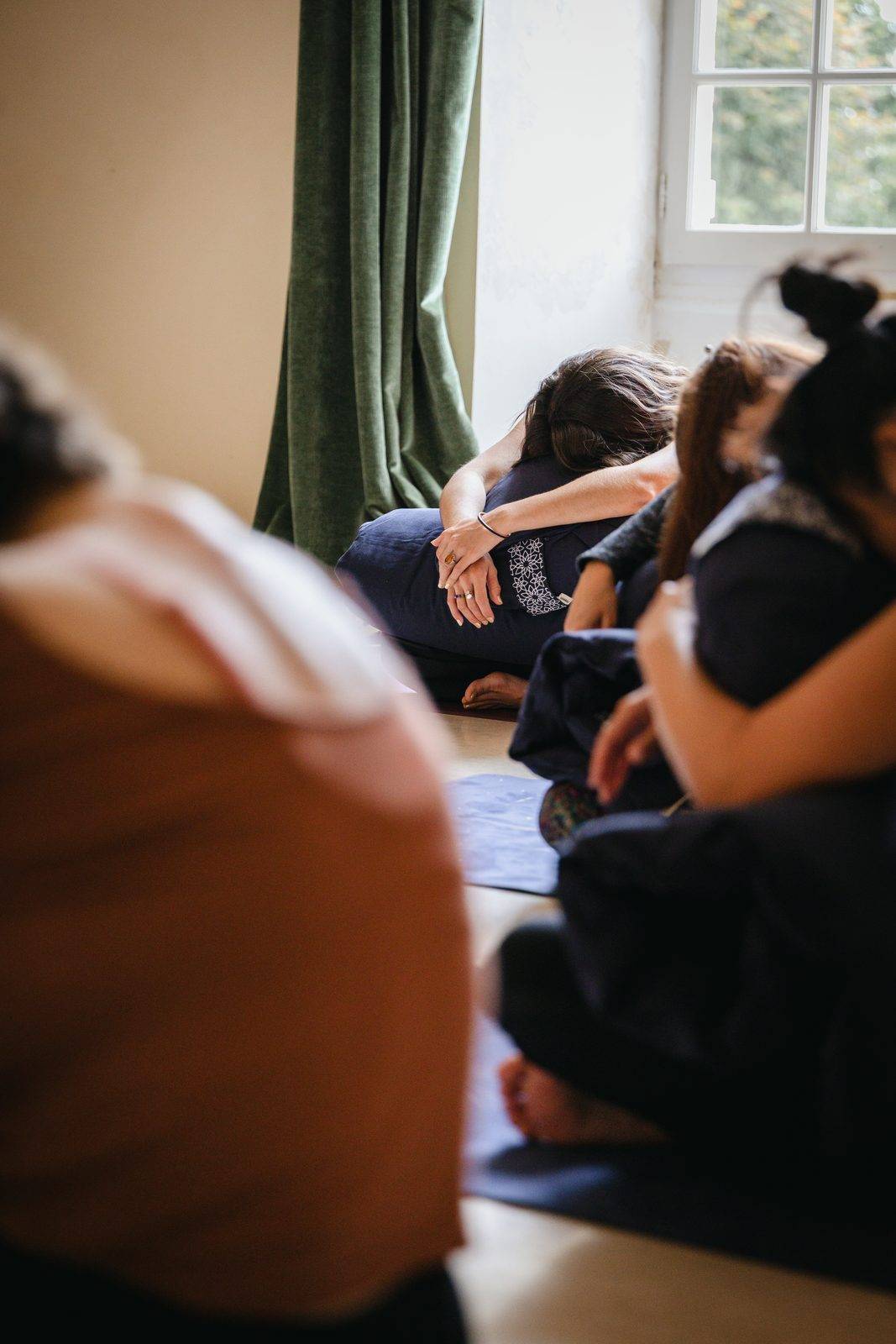 Moment d'introspection en groupe pendant une Odyssée
