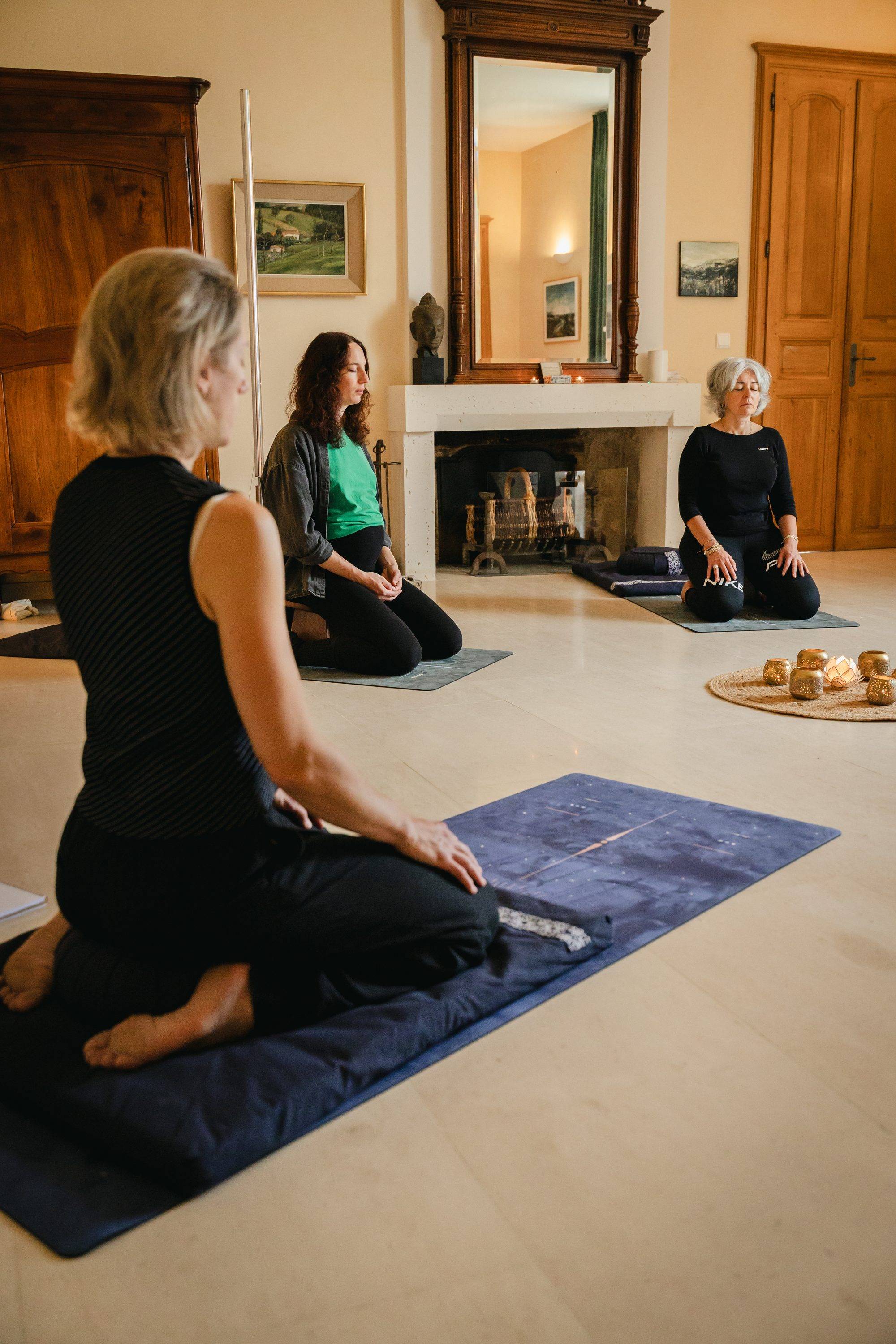 Participantes en méditation assise lors d'une retraite Odyssées