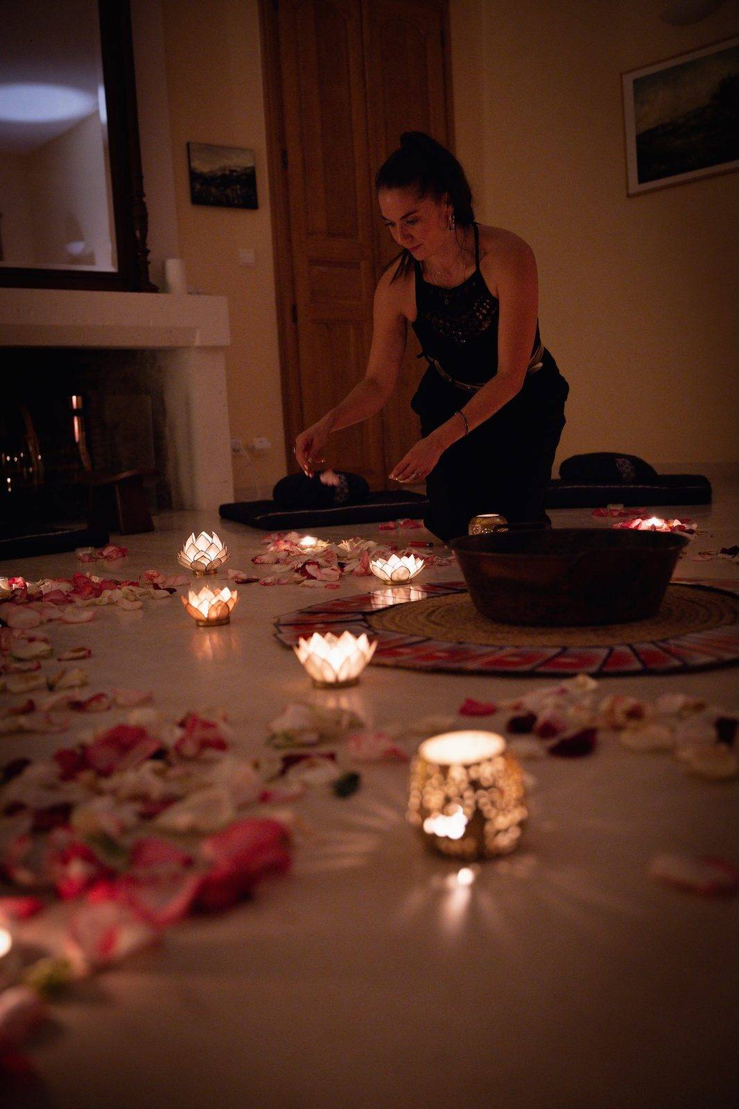 Préparation d'un rituel aux bougies et pétales de rose pendant une Odyssée