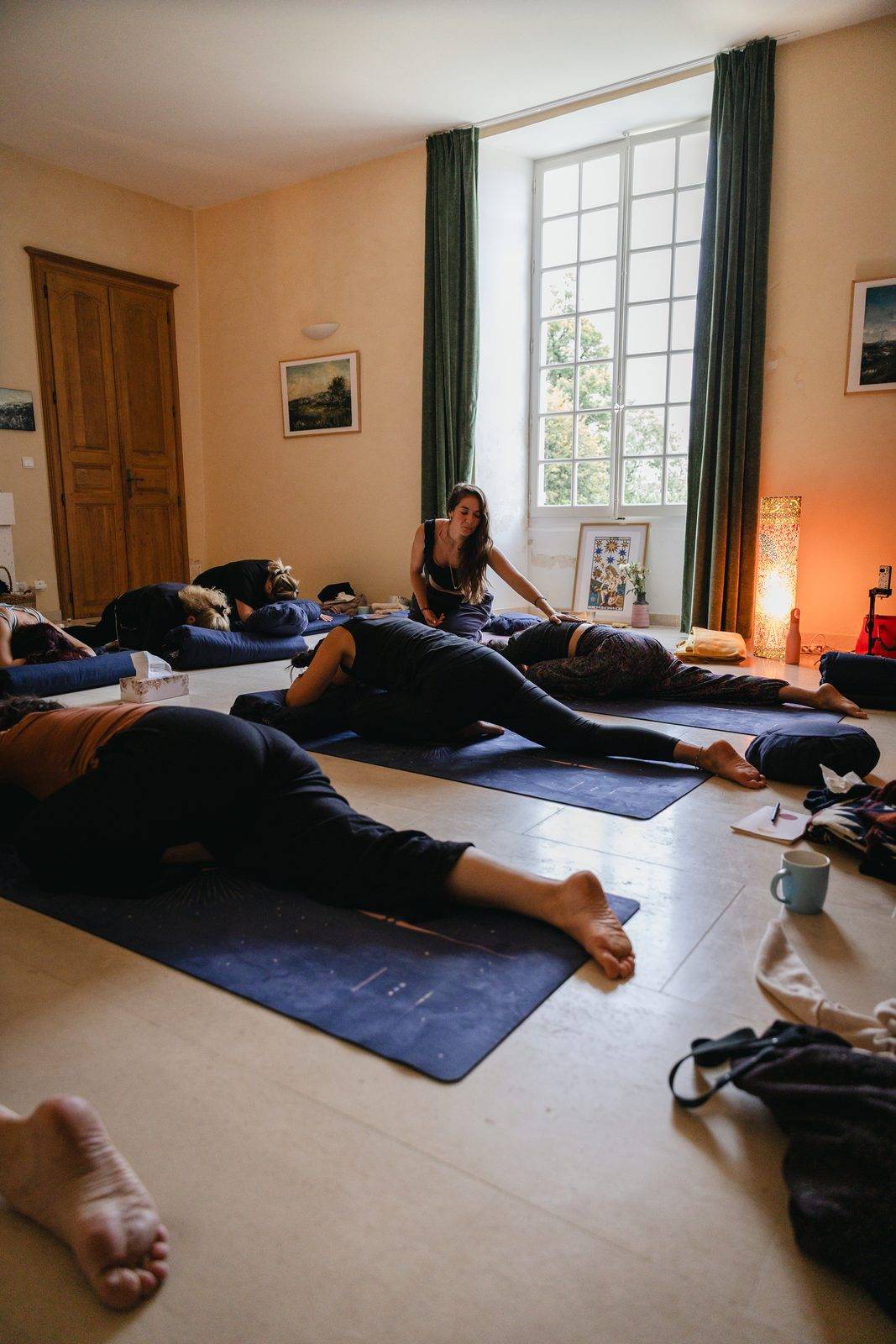 Séance de yoga en groupe dans la salle du château pendant une Odyssée