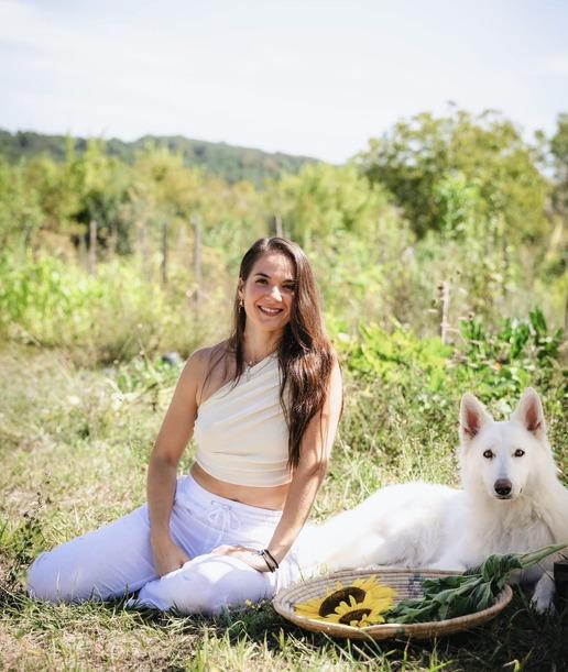 Susana d'Arcambel avec sa chienne Kali