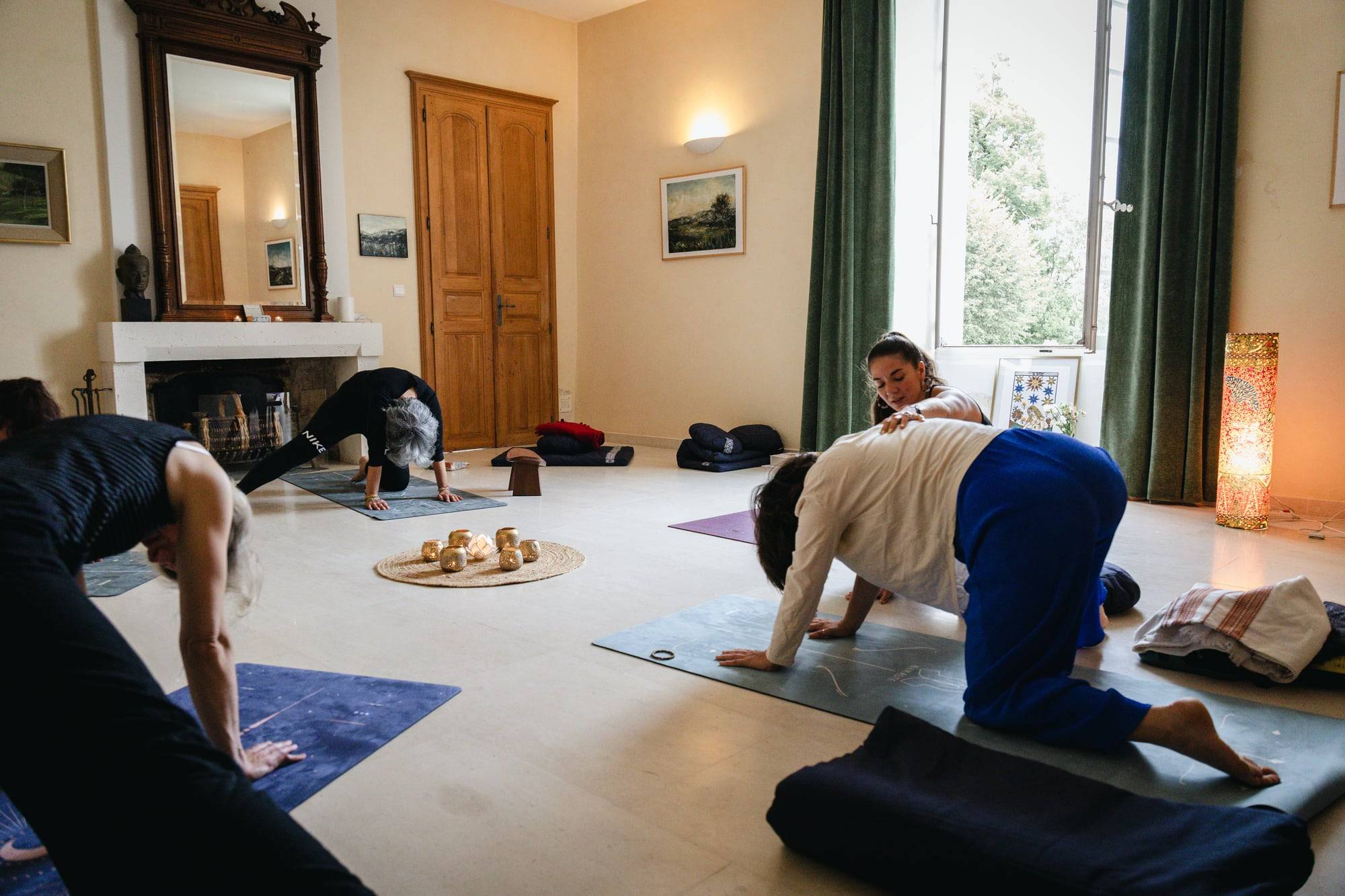 Susana d'Arcambel pratiquant le yoga en Dordogne