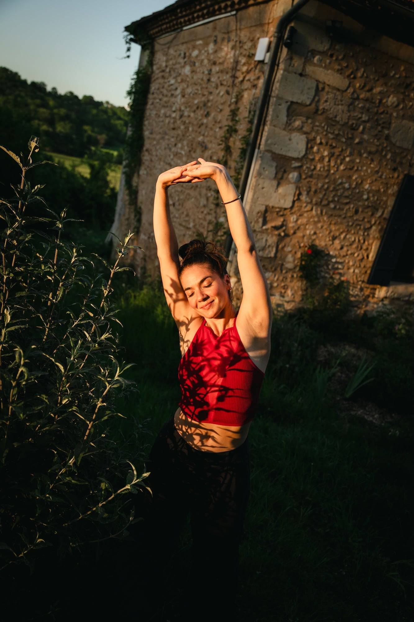 Posture de yoga lors d'un atelier en Dordogne